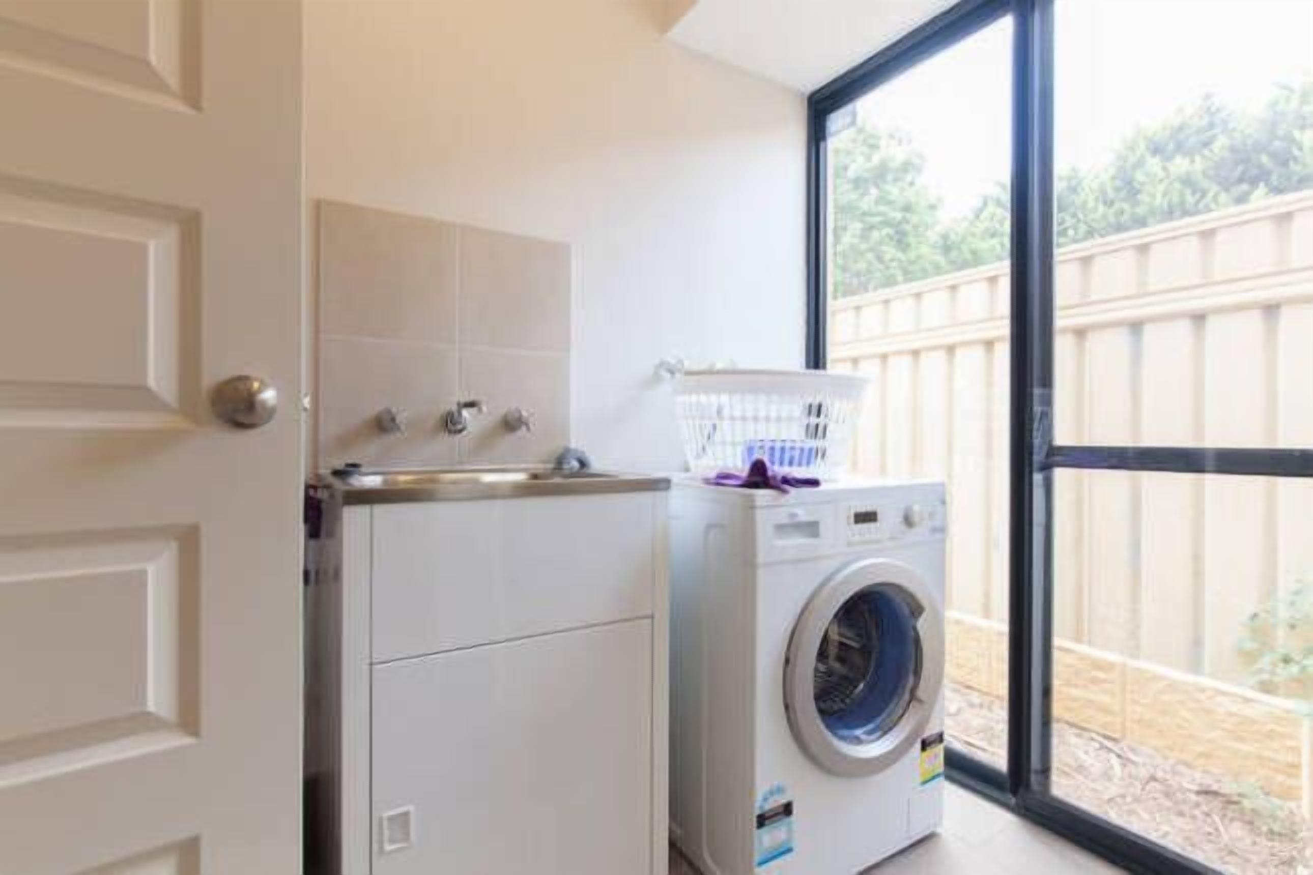 Cannington Home Accommodation House 6 (4 bedrooms and 2 bathrooms). — image 2