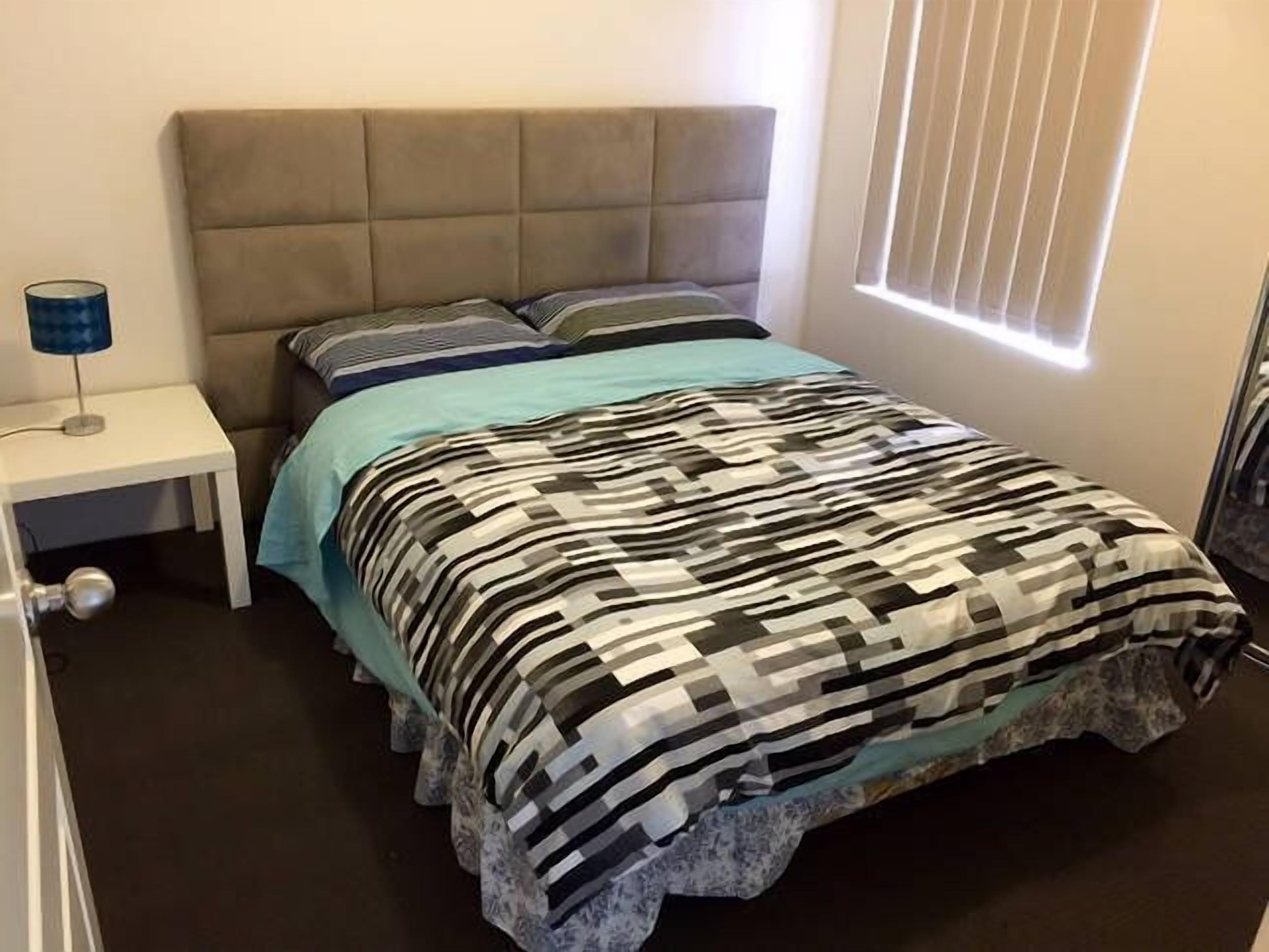 Cannington Home Accommodation House 6 (4 bedrooms and 2 bathrooms). — image 14