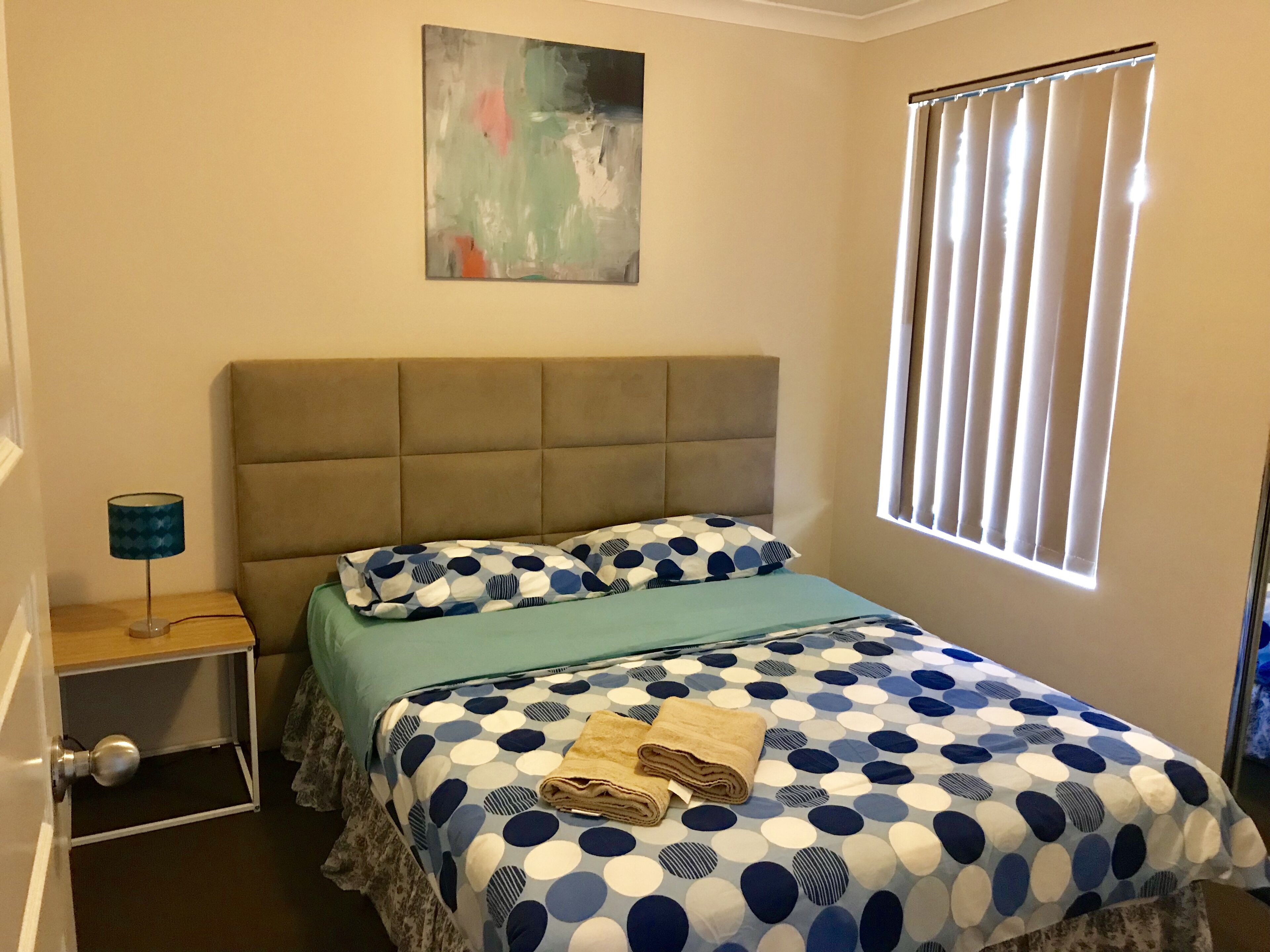 Cannington Home Accommodation House 6 (4 bedrooms and 2 bathrooms). — image 12