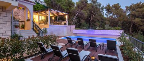 Utendørsbasseng og et oppvarmet basseng