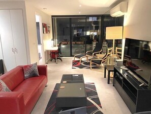 Smart TV, offices - StayCentral - Spacious Seaviews (Port Melbourne) (Port Melbourne)