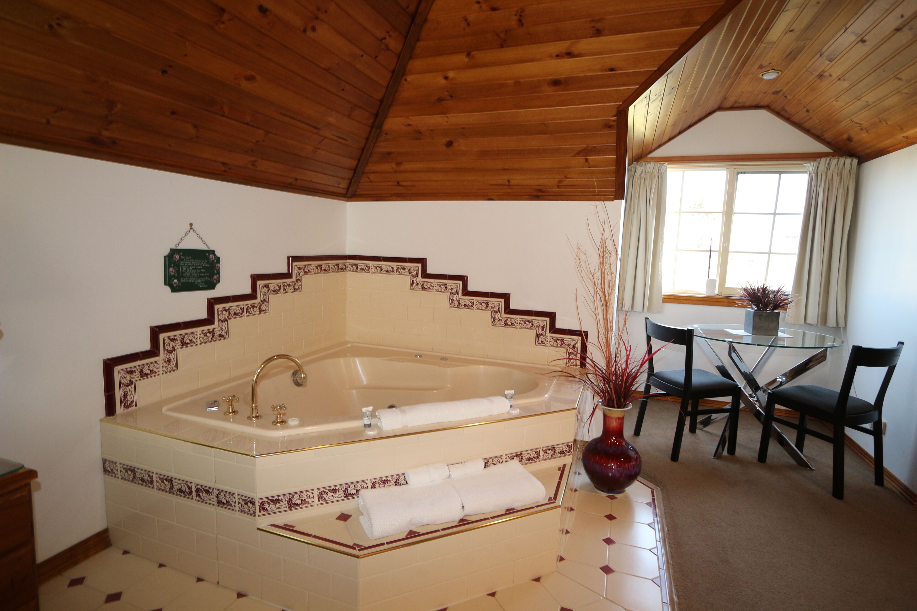 Swansea - \"Cottages\"  Studio Lodge Suites\" in Sherbourne Lodge. — image 24