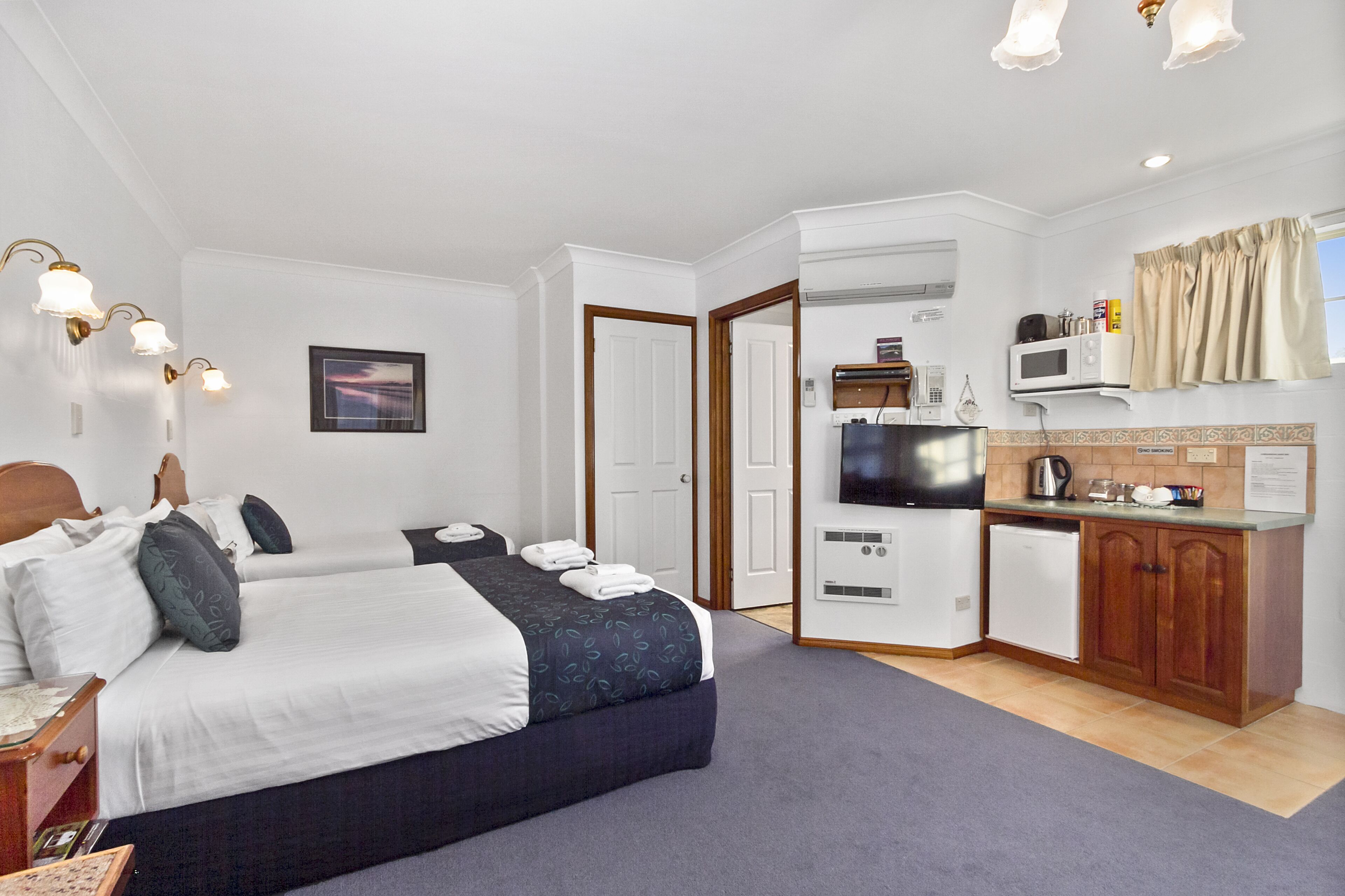 Swansea - \"Cottages\"  Studio Lodge Suites\" in Sherbourne Lodge. — image 26