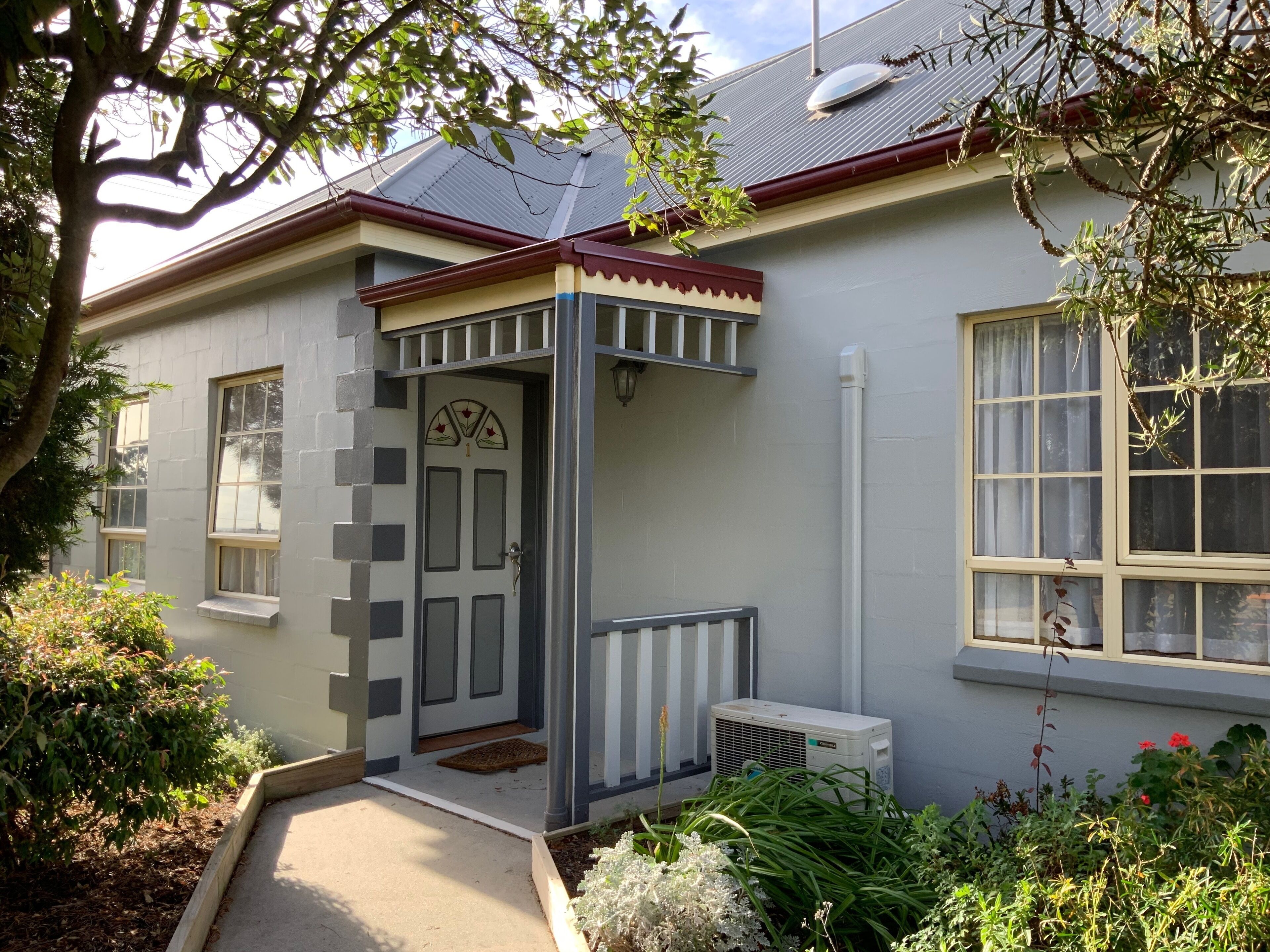 Swansea - \"Cottages\"  Studio Lodge Suites\" in Sherbourne Lodge. — image 27