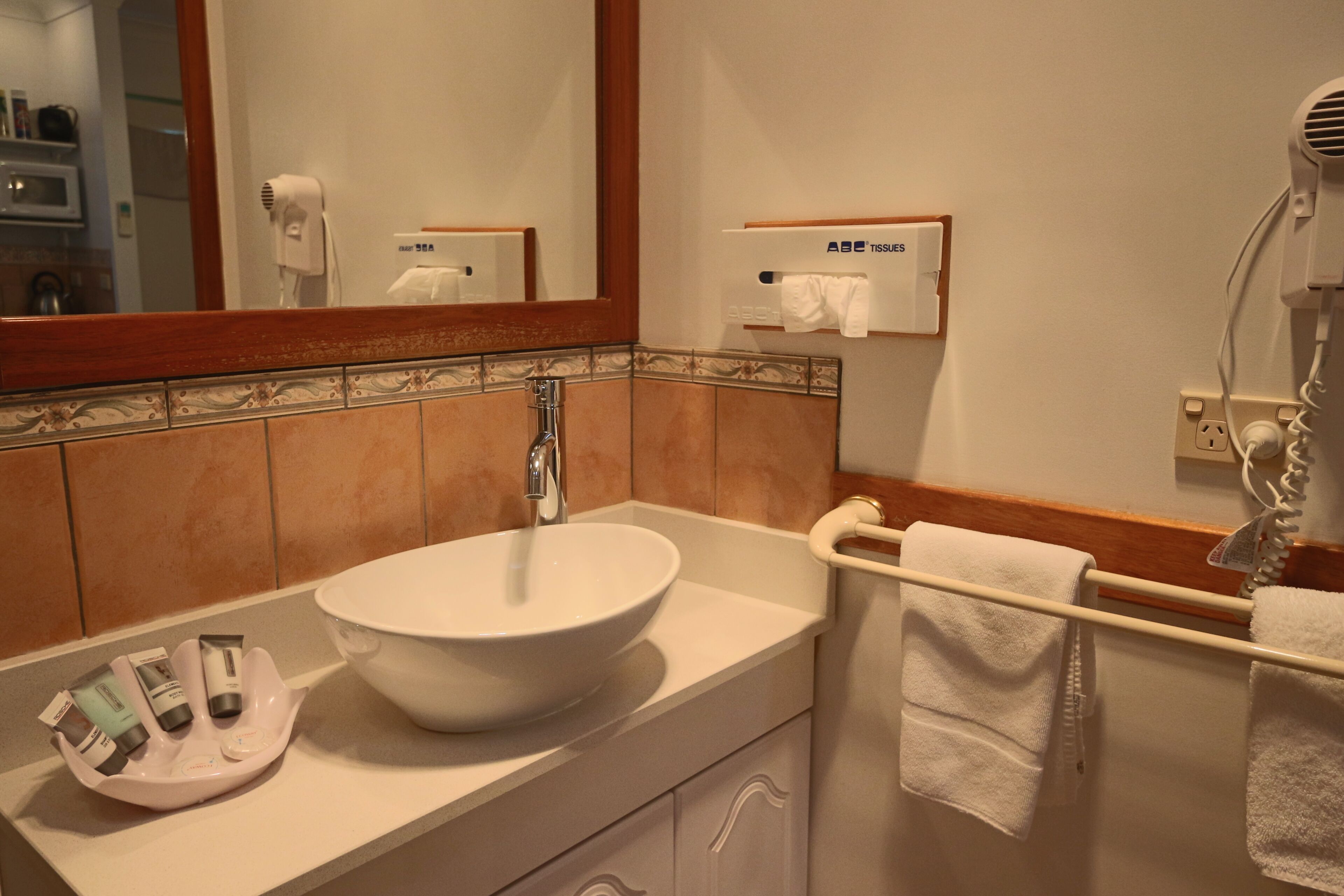 Swansea - \"Cottages\"  Studio Lodge Suites\" in Sherbourne Lodge. — image 13