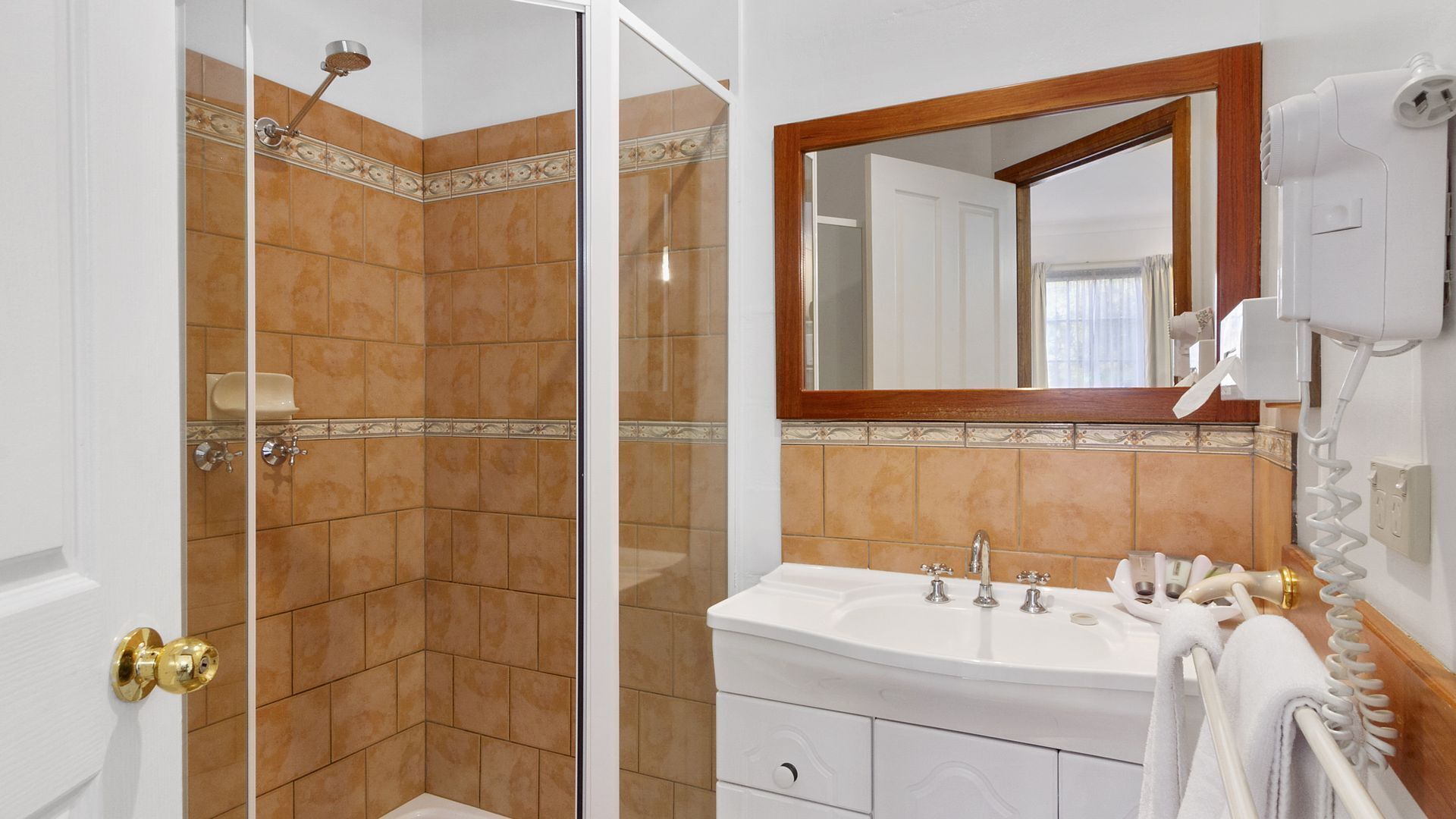 Swansea - "Cottages"  Studio Lodge Suites" in Sherbourne Lodge.