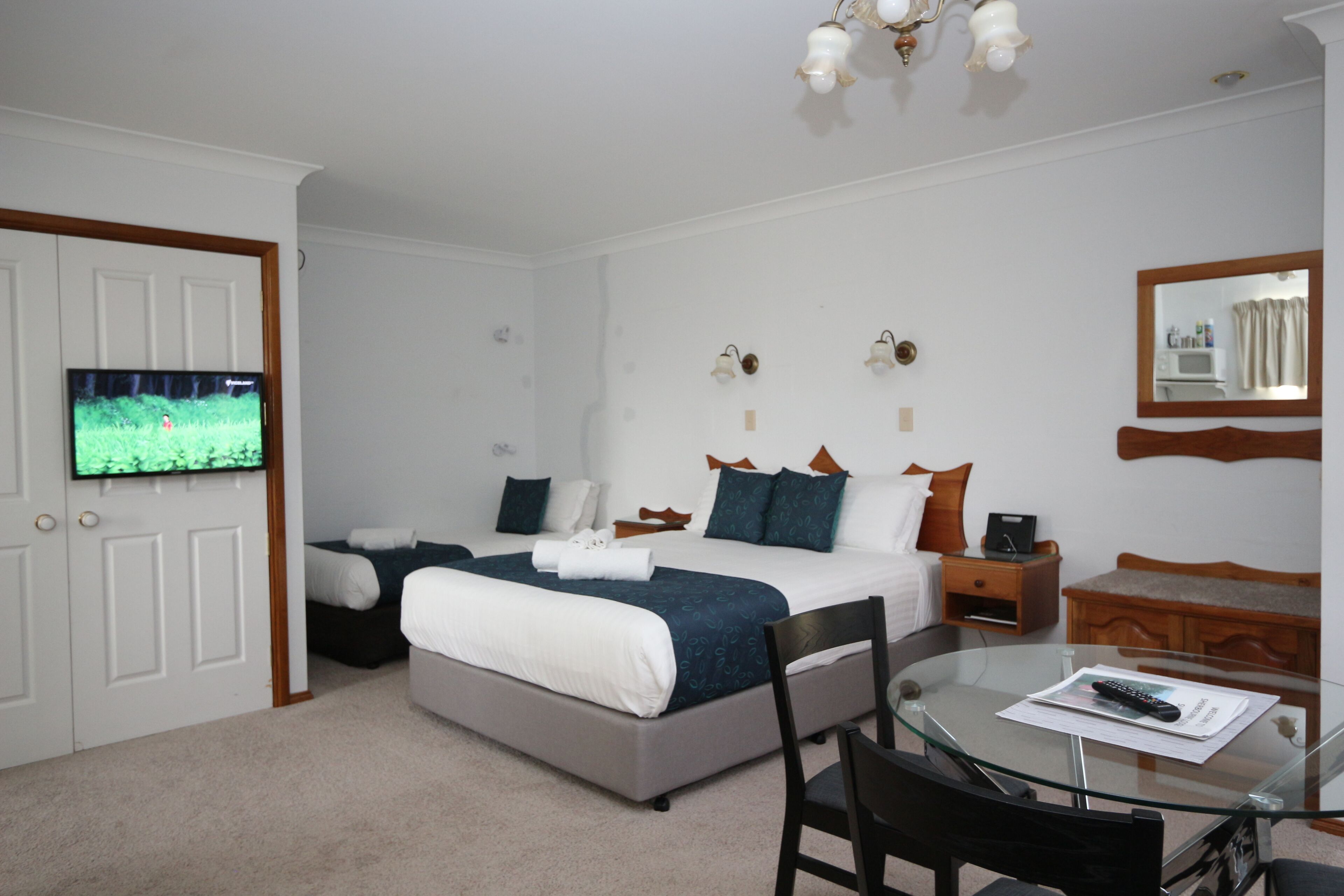 Swansea - \"Cottages\"  Studio Lodge Suites\" in Sherbourne Lodge. — image 12