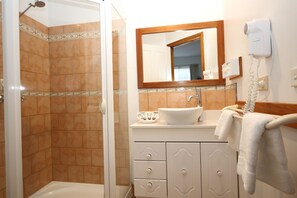 Ensemble douche/baignoire, sèche-cheveux, serviettes fournies, savon