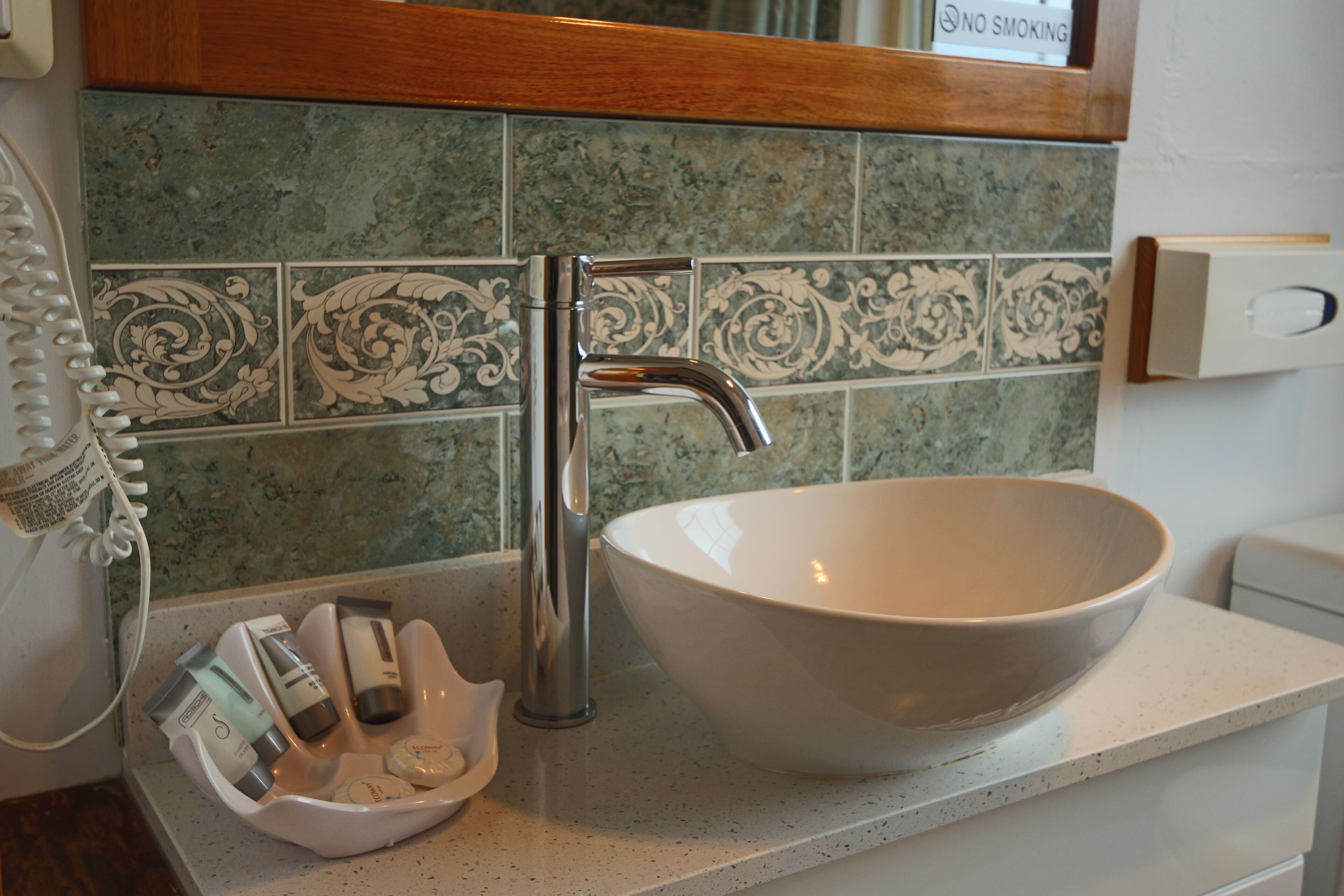 Swansea - \"Cottages\"  Studio Lodge Suites\" in Sherbourne Lodge. — image 11