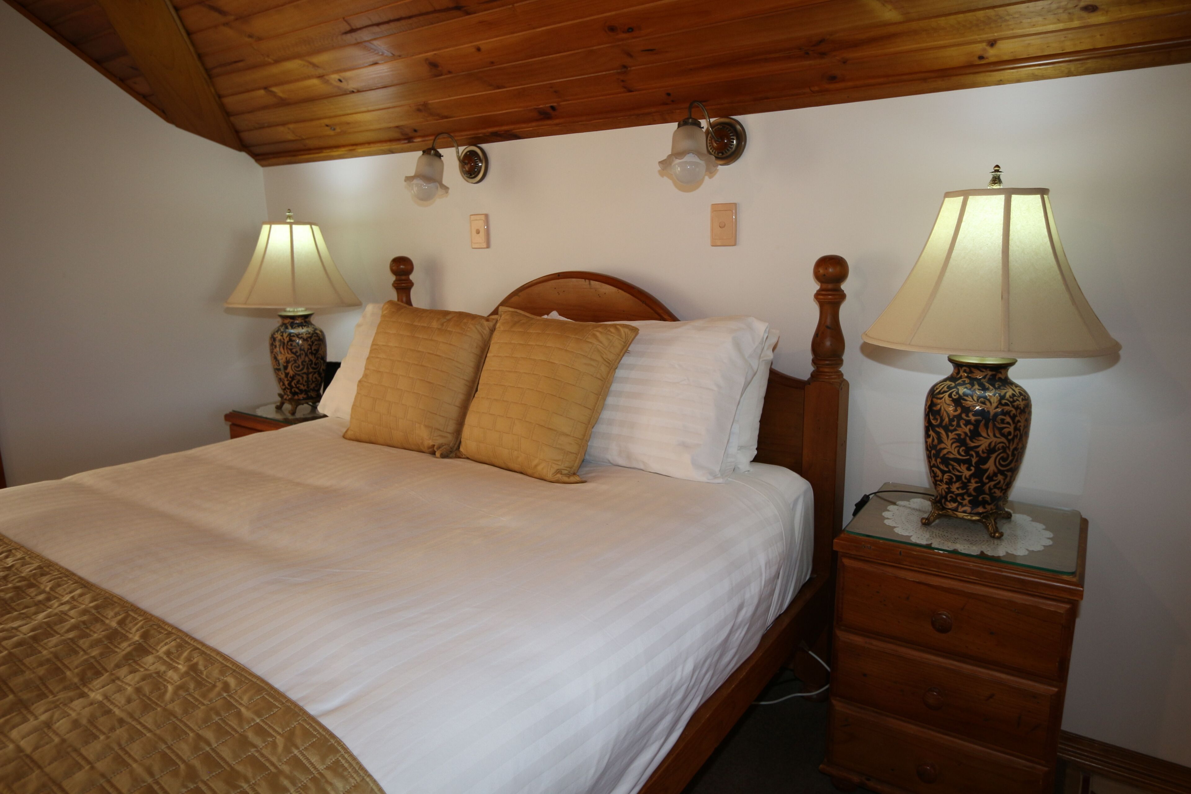 Swansea - \"Cottages\"  Studio Lodge Suites\" in Sherbourne Lodge. — image 20