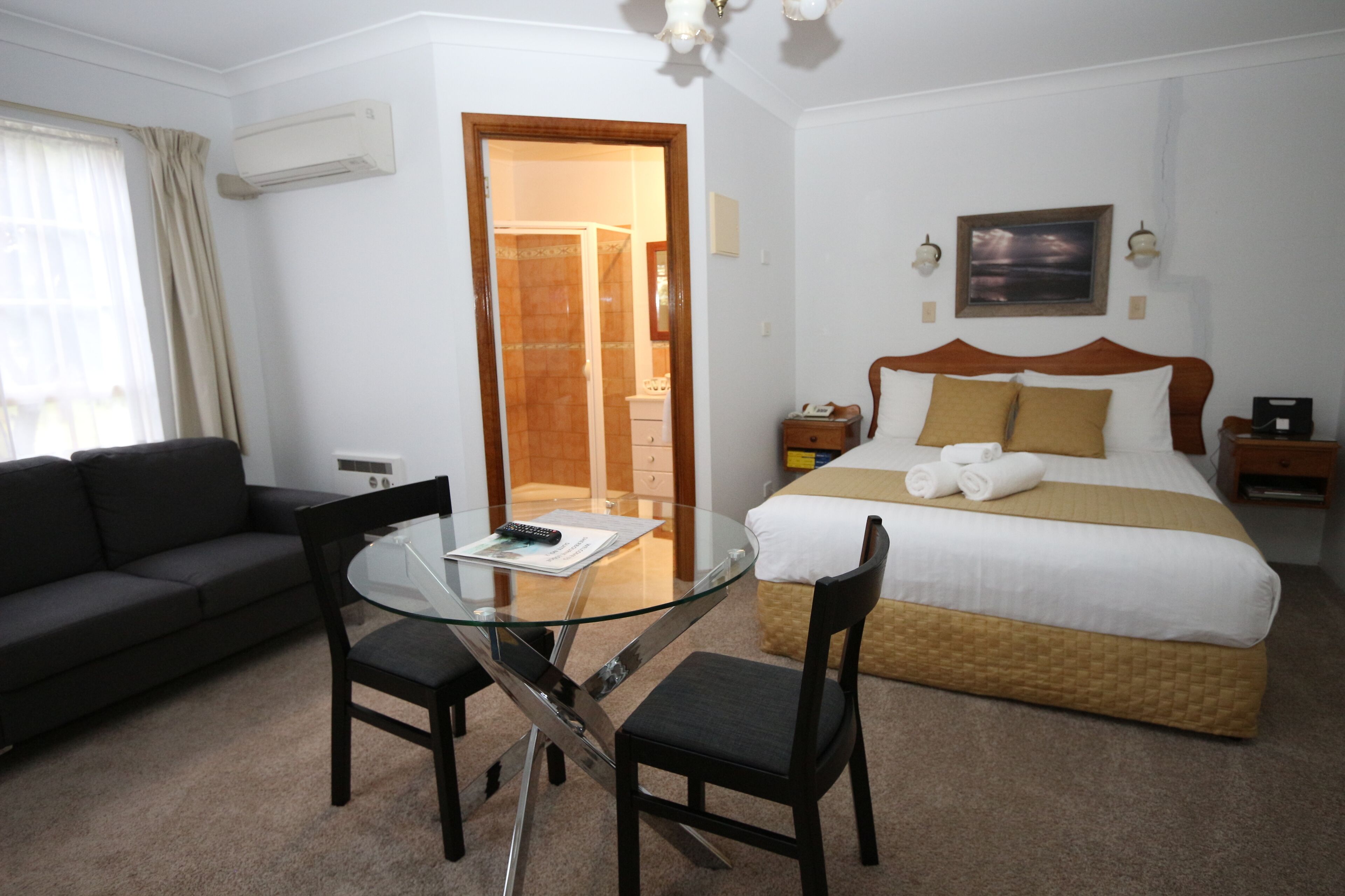 Swansea - \"Cottages\"  Studio Lodge Suites\" in Sherbourne Lodge. — image 18