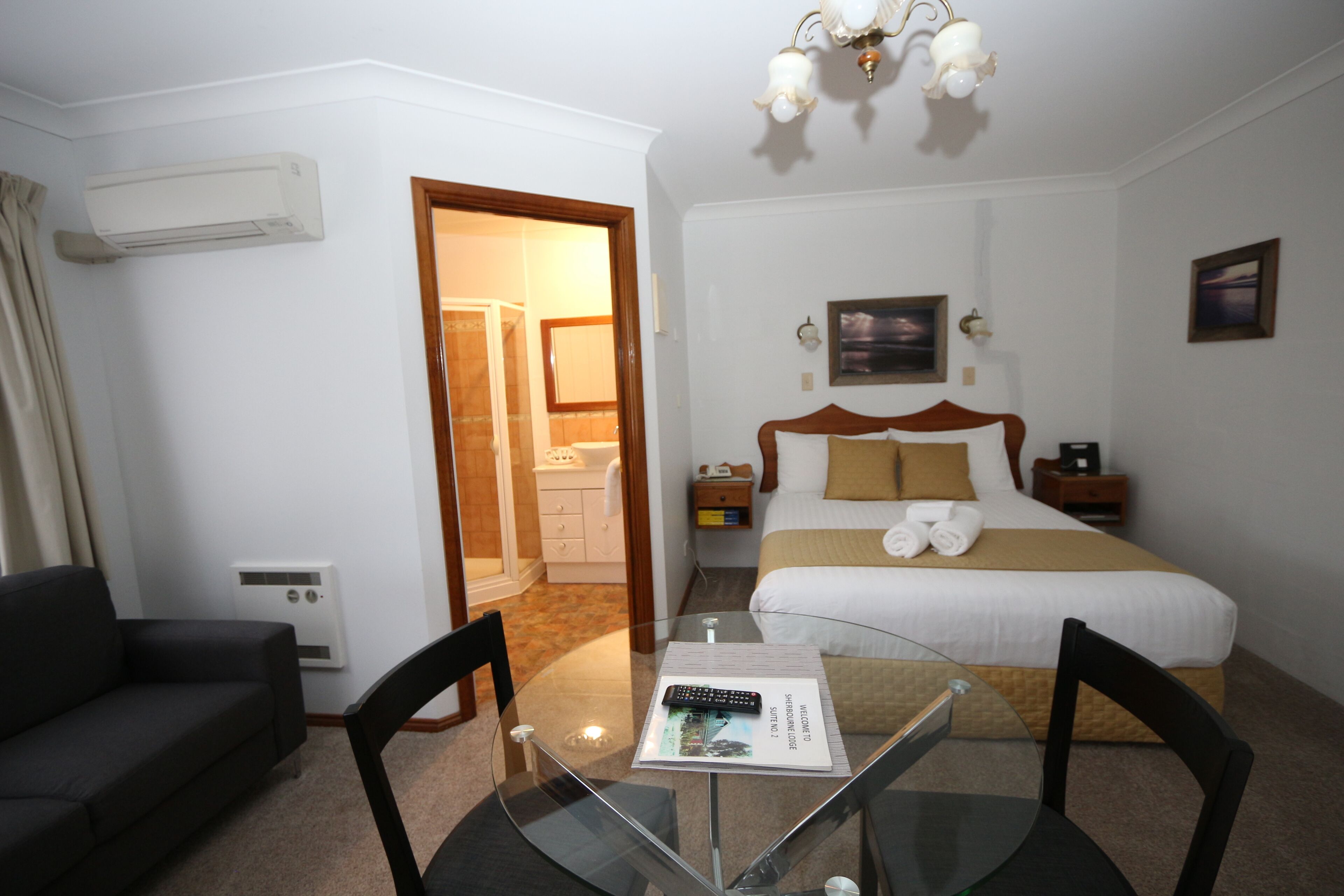 Swansea - \"Cottages\"  Studio Lodge Suites\" in Sherbourne Lodge. — image 19