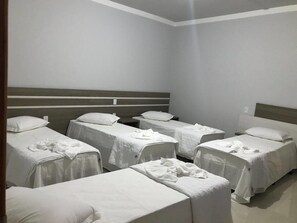 Màn/rèm cản sáng, bàn ủi/dụng cụ ủi quần áo 