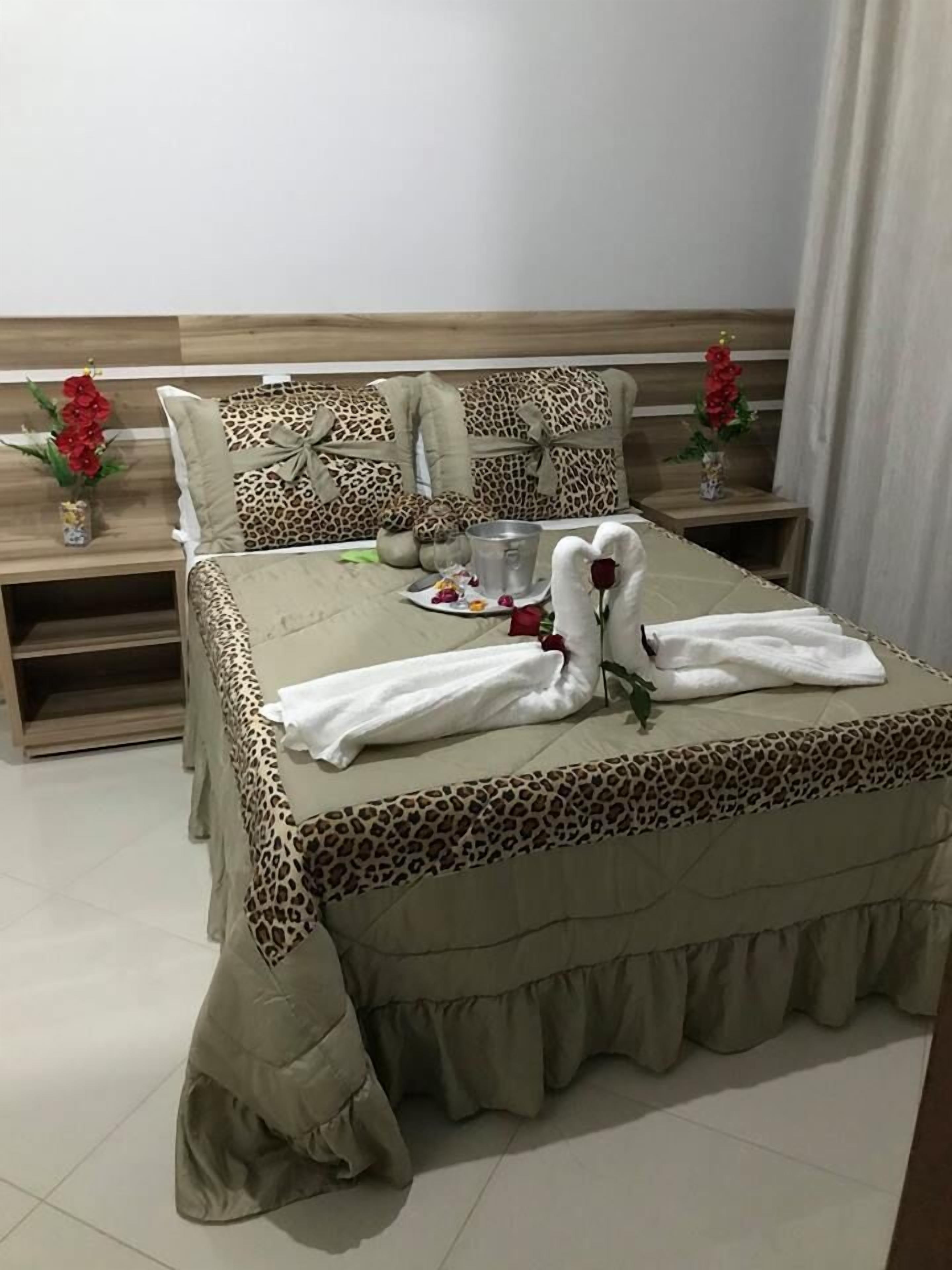 Màn/rèm cản sáng, bàn ủi/dụng cụ ủi quần áo 