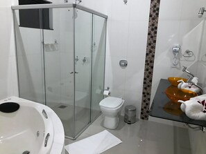 Buồng tắm vòi sen, đồ dùng nhà tắm miễn phí, máy sấy tóc, khăn tắm 