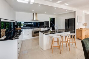 Kühlschrank, Ofen, Herdplatte, Geschirrspüler