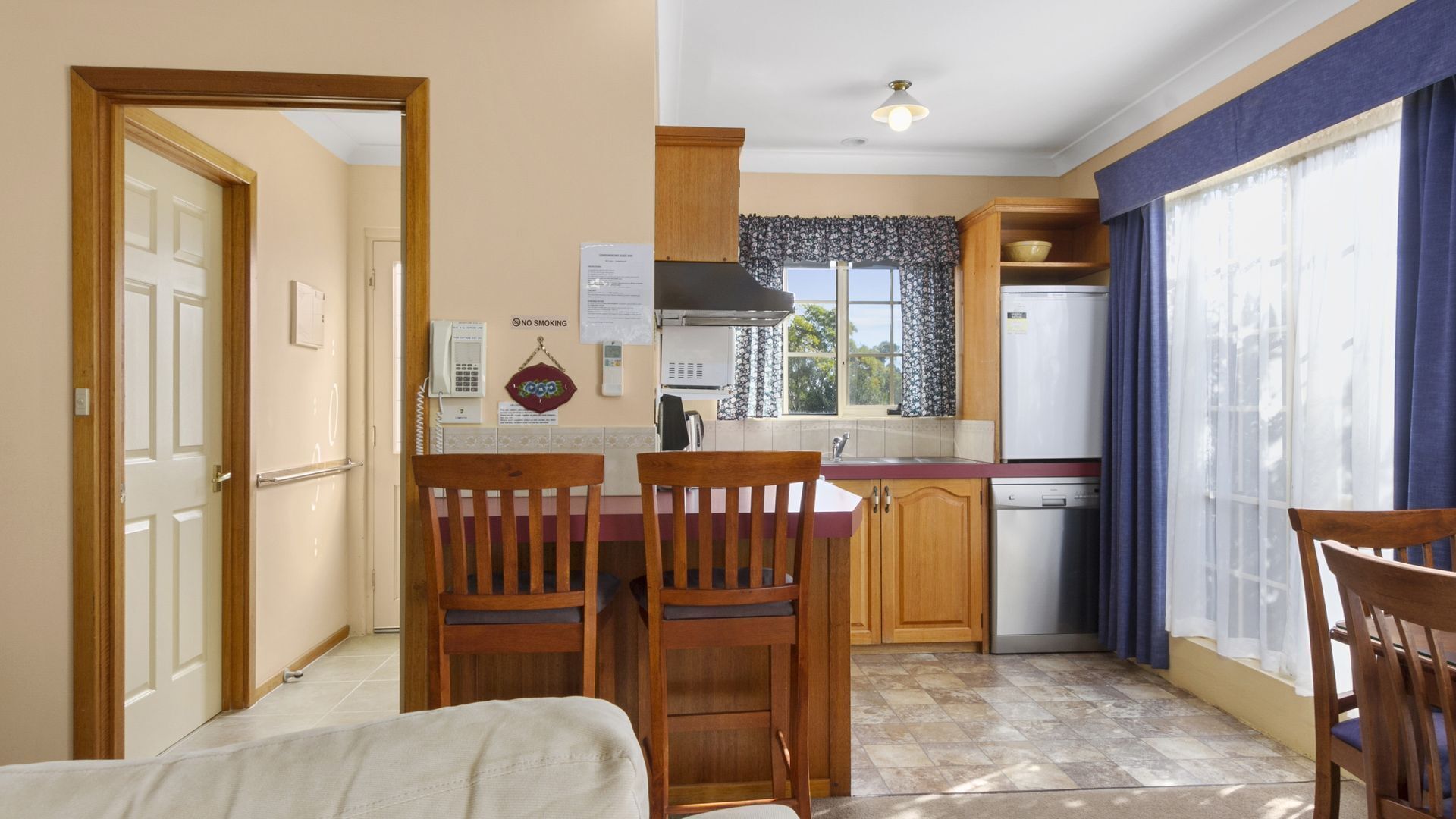 Swansea Cottages - 2  bedroom cottages -  Adjacent the beach. — image 4