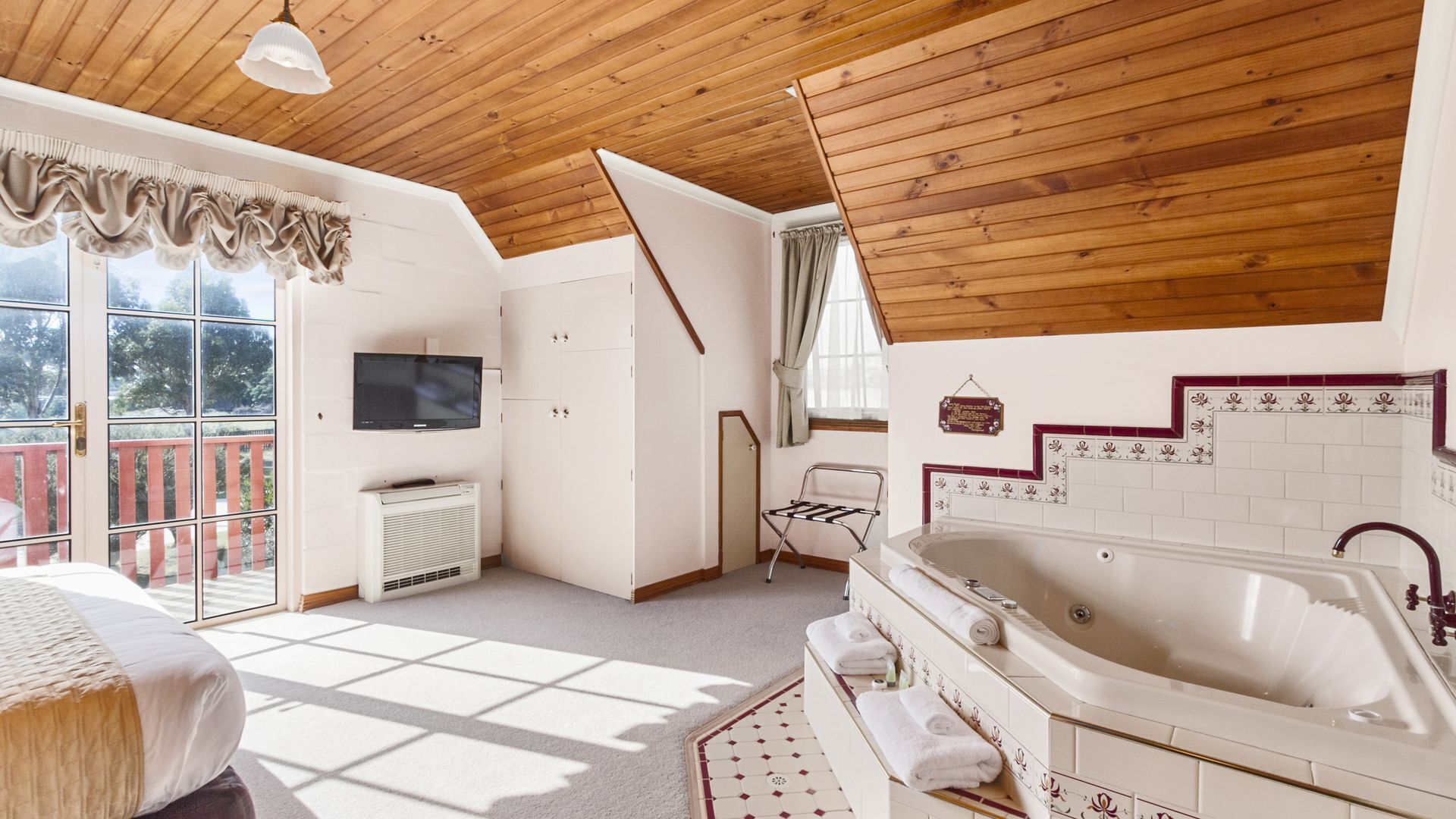 Swansea Cottages - 2  bedroom cottages -  Adjacent the beach. — image 7