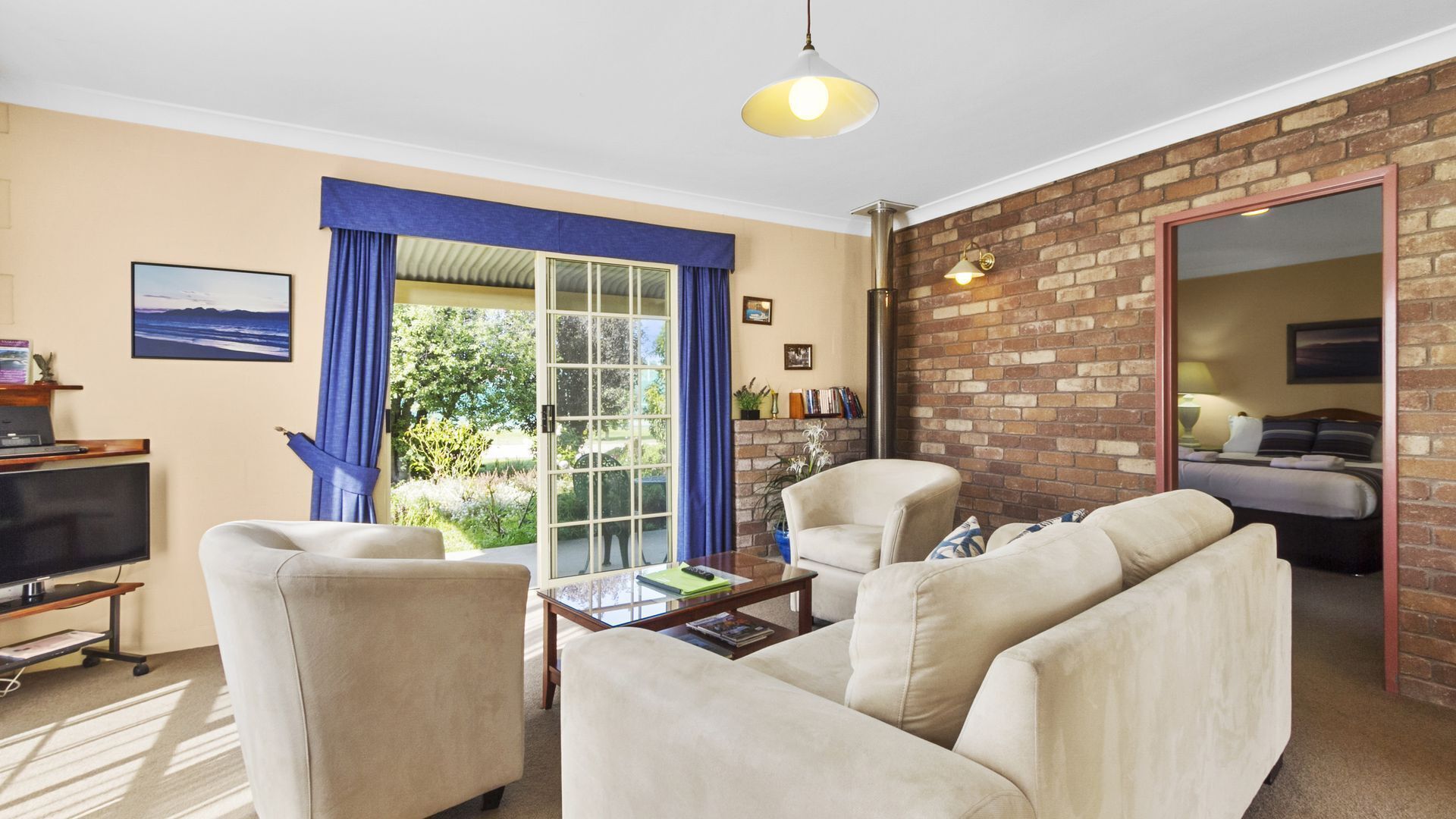 Swansea Cottages - 2  bedroom cottages -  Adjacent the beach. — image 20