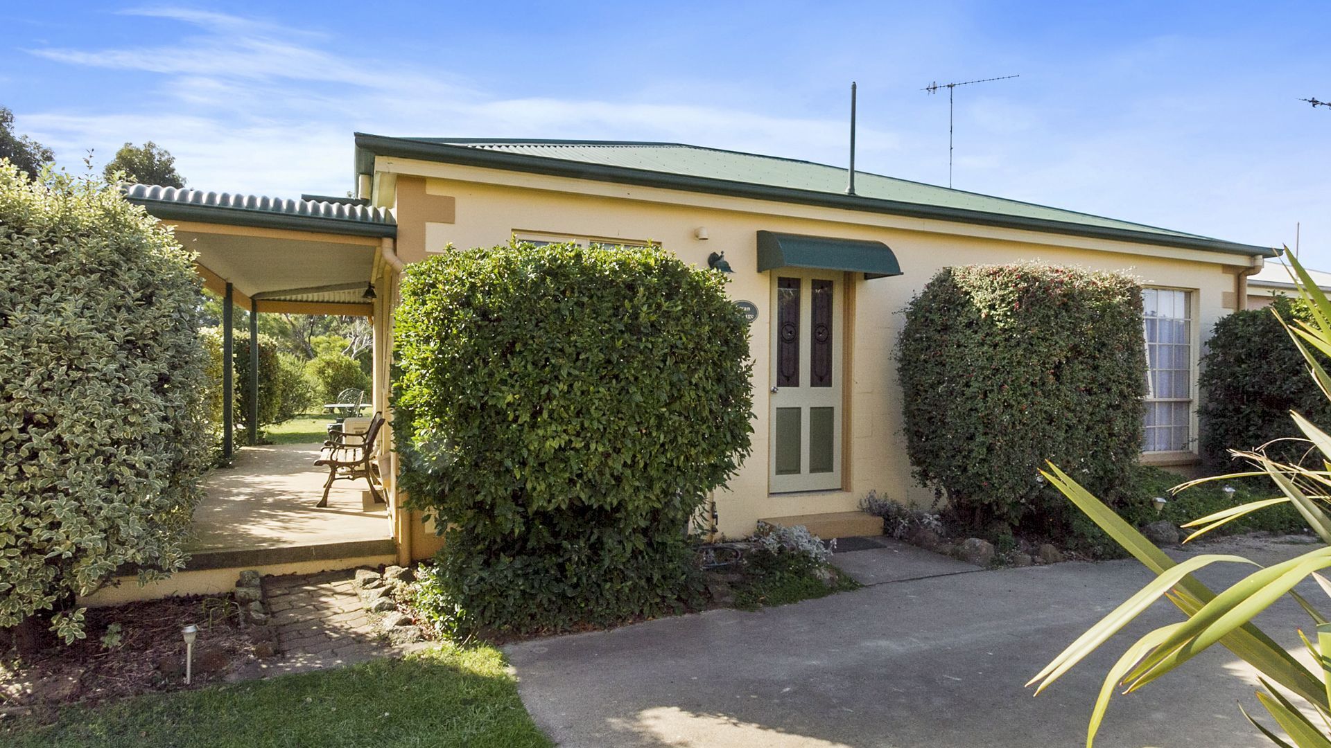 Swansea Cottages - 2  bedroom cottages -  Adjacent the beach. — image 24