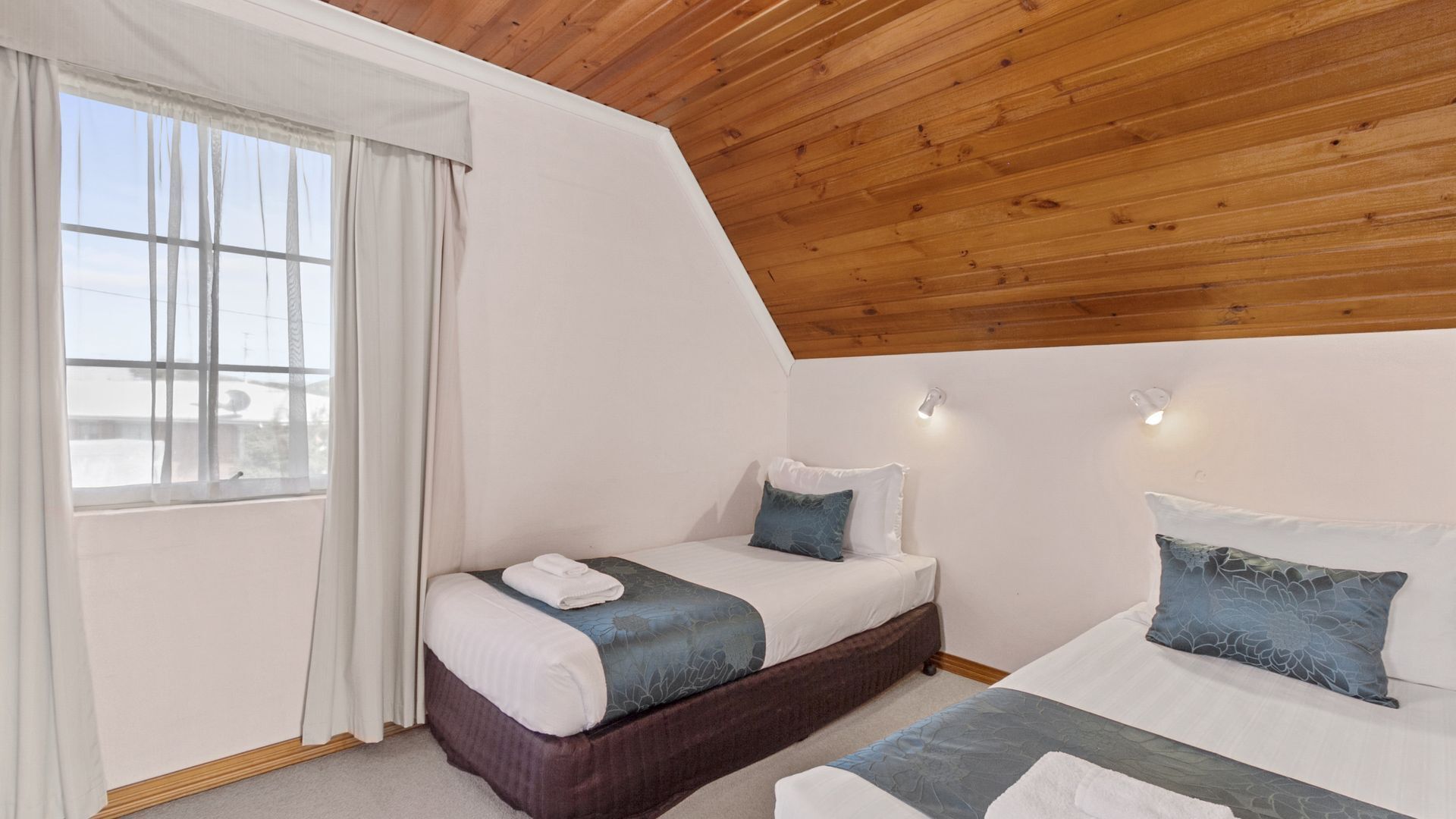 Swansea Cottages - 2  bedroom cottages -  Adjacent the beach. — image 8