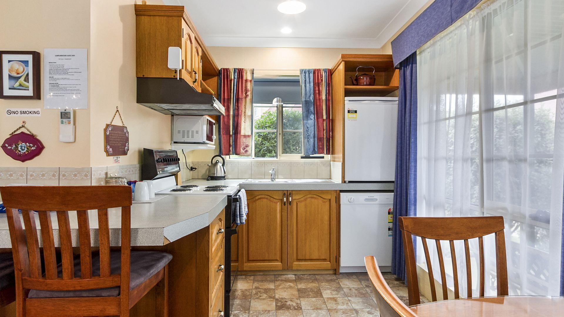 Swansea Cottages - 2  bedroom cottages -  Adjacent the beach. — image 18