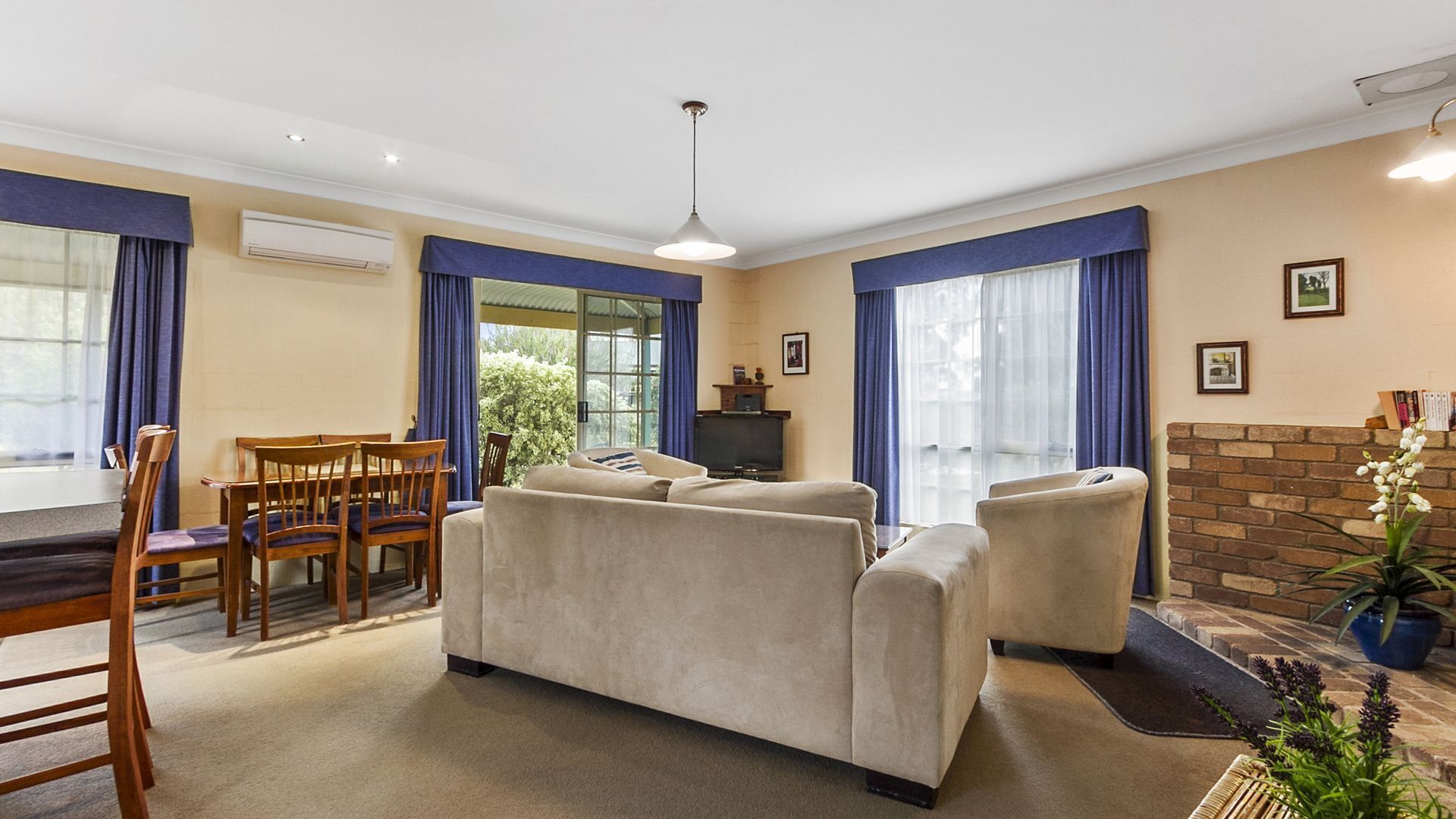 Swansea Cottages - 2  bedroom cottages -  Adjacent the beach. — image 17