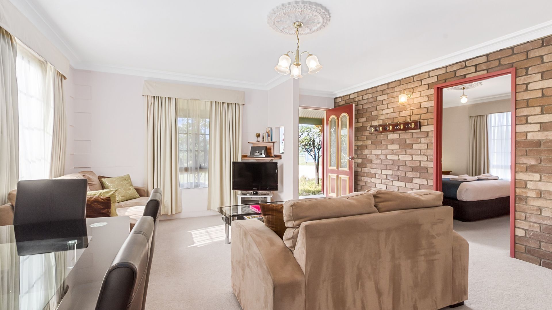 Swansea Cottages - 2  bedroom cottages -  Adjacent the beach. — image 6