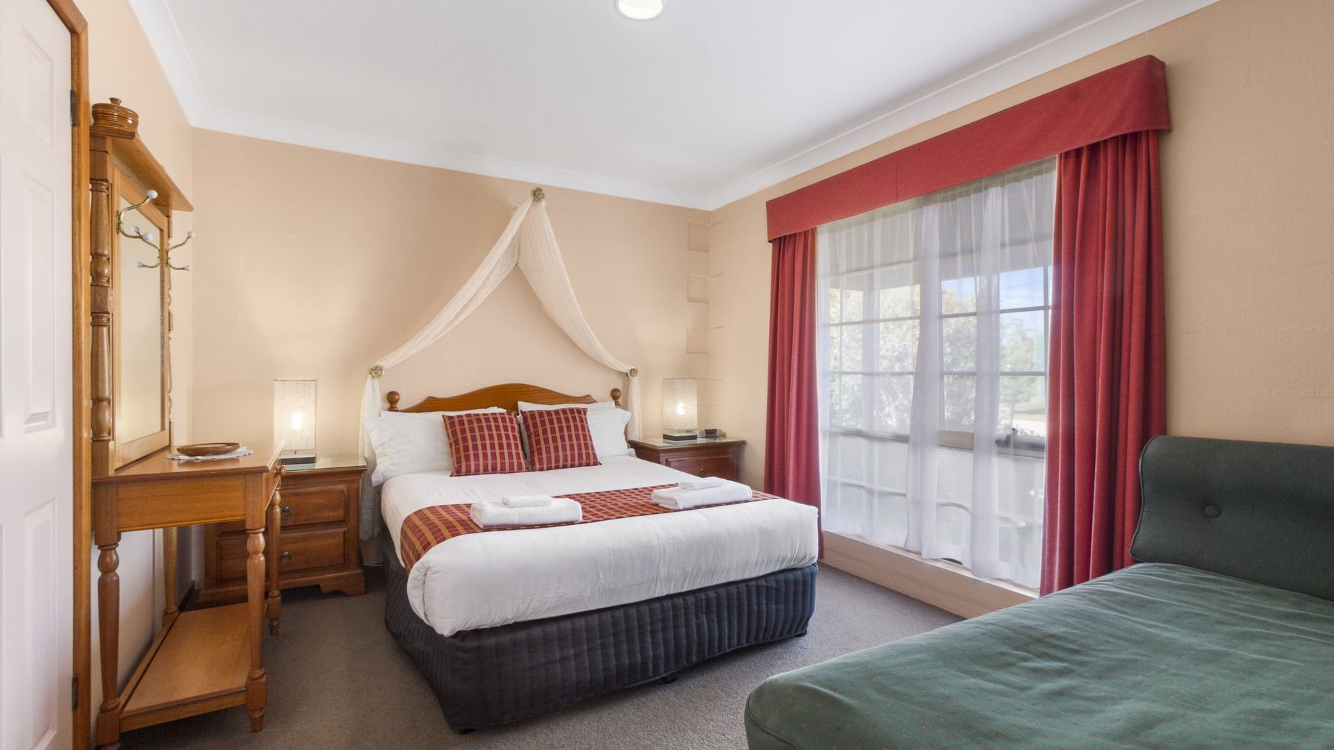 Swansea Cottages - 2  bedroom cottages -  Adjacent the beach. — image 13