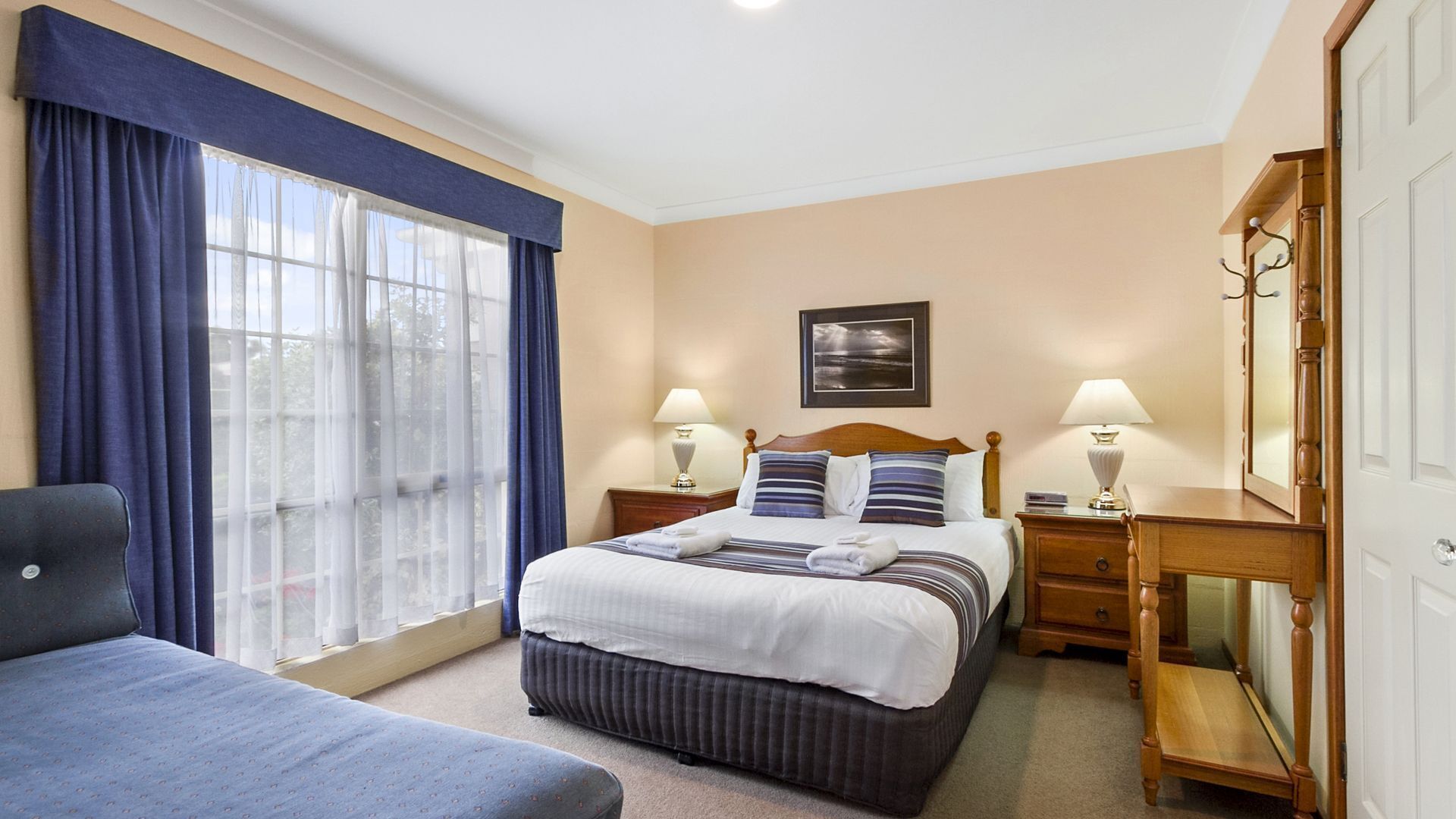 Swansea Cottages - 2  bedroom cottages -  Adjacent the beach. — image 19