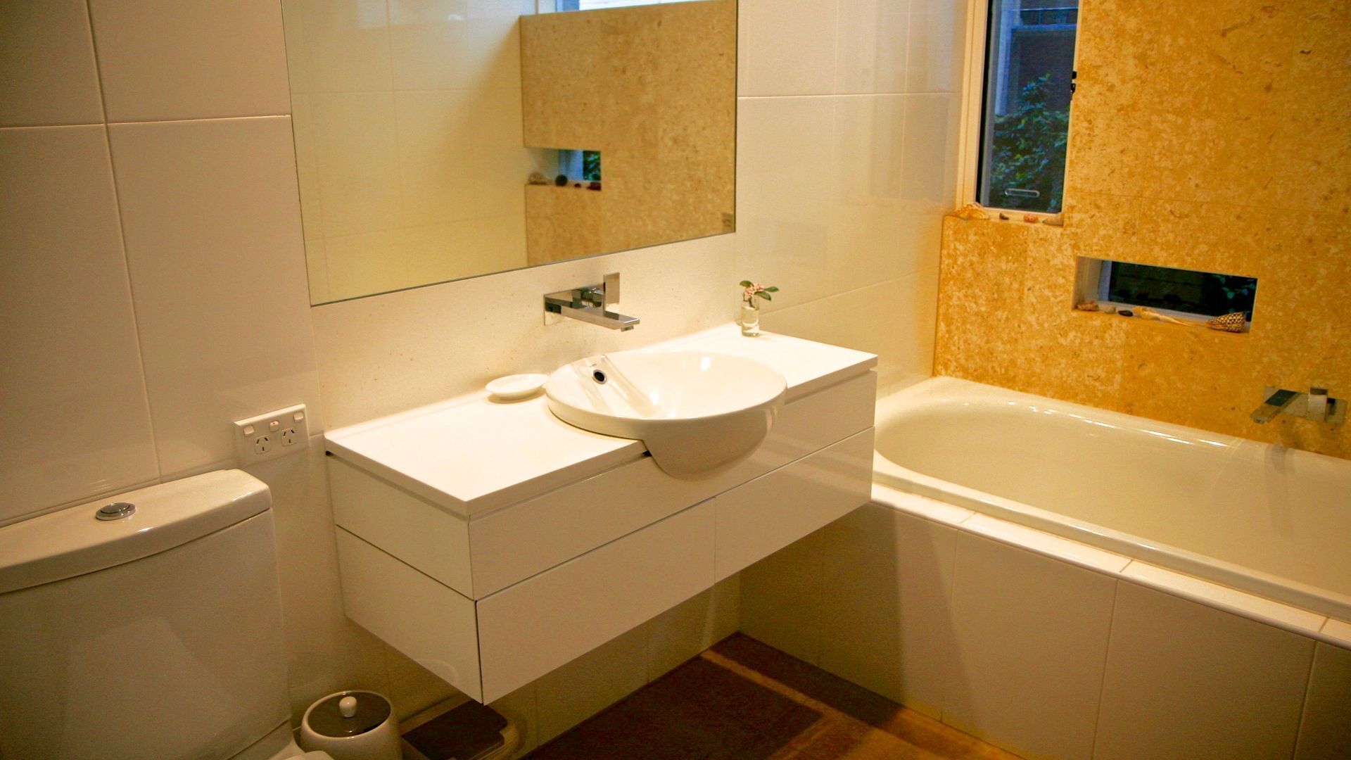 Leafy streets but so close to the Harbour — image 11