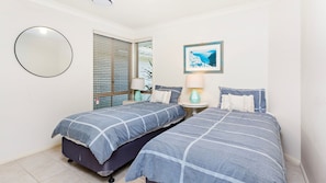 5 bedrooms, travel cot, Internet