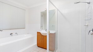 Baignoire, sèche-cheveux
