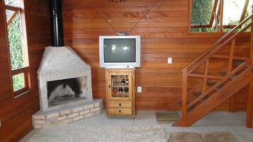 Smart TV, lareira, aparelho de som