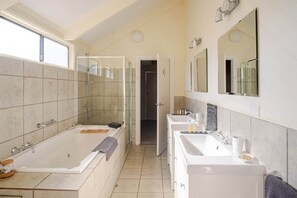 Badekar, miljøvenlige toiletartikler, hårtørrer, håndklæder
