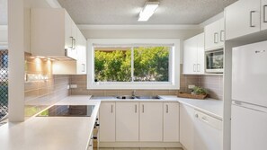 Jääkaappi, mikroaaltouuni, uuni, liesi