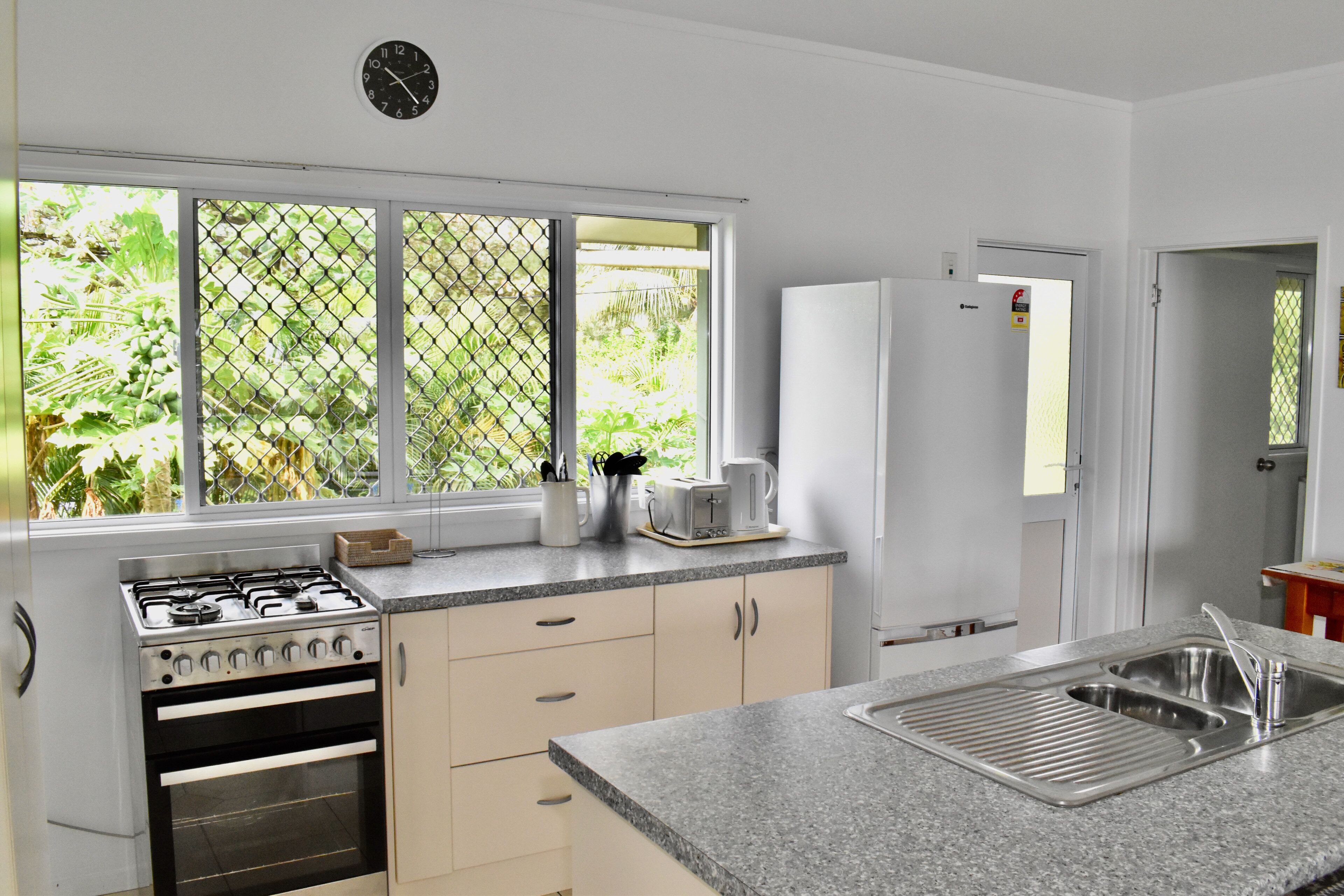 Kjøleskap, mikrobølgeovn, ovn og kaffetrakter/tekoker