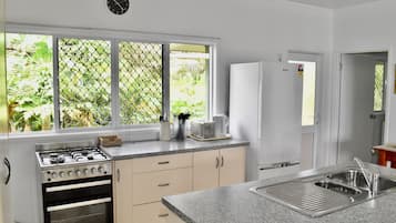 KĂŒhlschrank, Mikrowelle, Ofen, Wasserkocher mit Kaffee-/Teezubehör