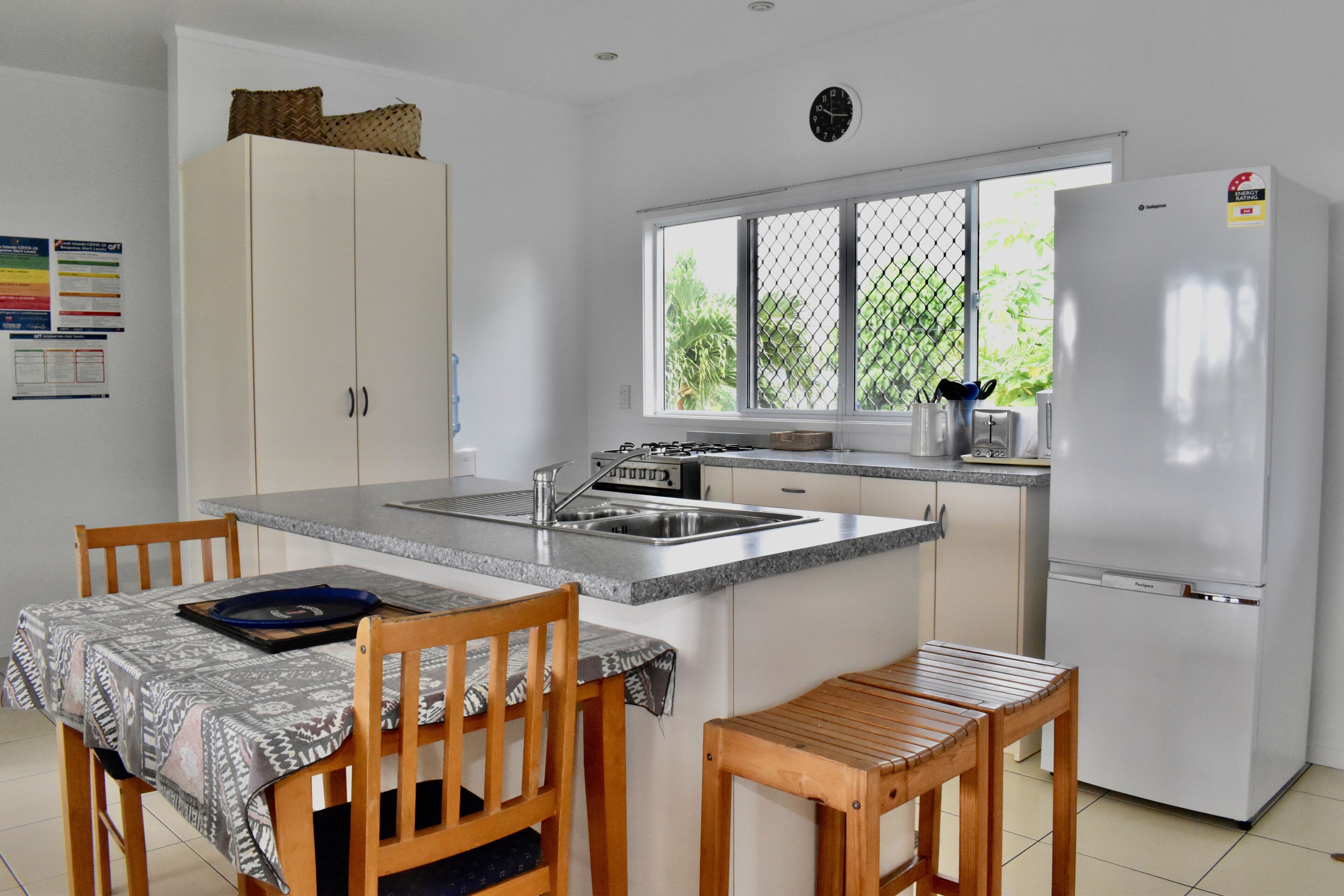 Kjøleskap, mikrobølgeovn, ovn og kaffetrakter/tekoker