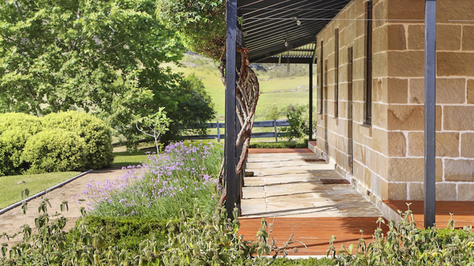 The Glen - Stunning Sandstone Cottage — image 4