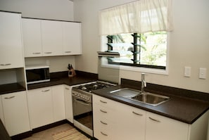 Kühlschrank, Mikrowelle, Ofen, Wasserkocher mit Kaffee-/Teezubehör