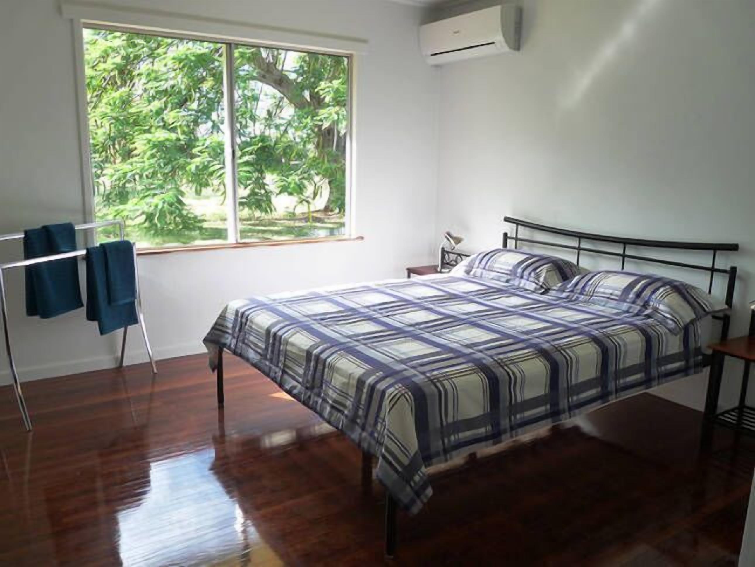 Elliot River Retreat, Riverside Walks & Fishing, Large Pet Friendly Fenced Yard