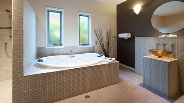 Shower, jetted bath, hair dryer, towels