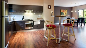 Fridge, microwave, dishwasher - Amici - Pet Friendly, fully fenced - near Lake Daylesford (DAYLESFORD)