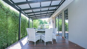 Outdoor dining - CHAPTER 11 DELANY: Bright (Bright)