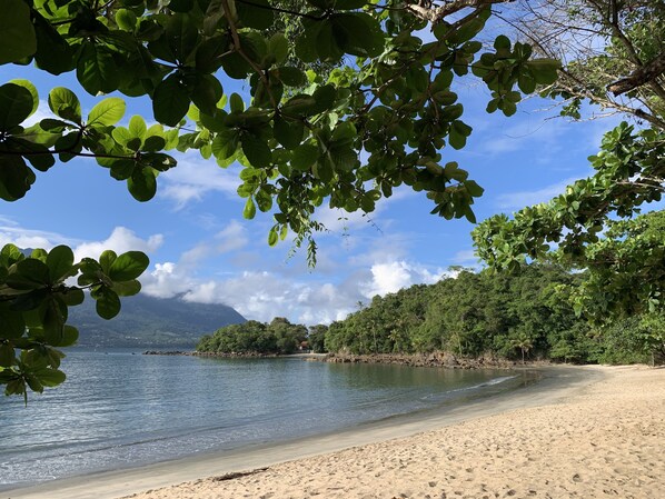 On the beach - Beautiful house on the sand with pool and wonderful views of Ilhabela! (São Sebastião)