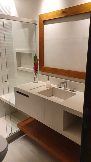 Bañera con ducha, secador de pelo, toallas, jabón