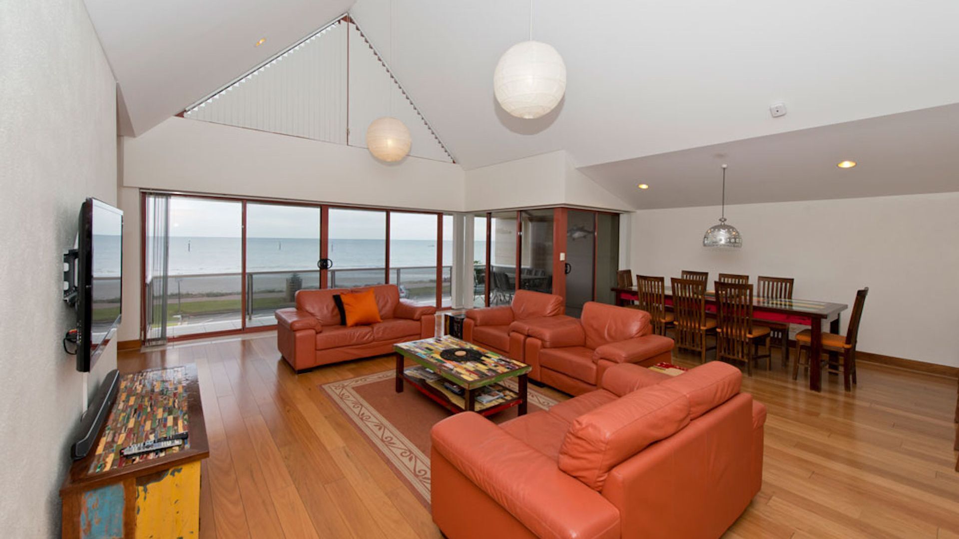 "ON THE BEACH" -  Beachfront. Easy Walk to restaurants