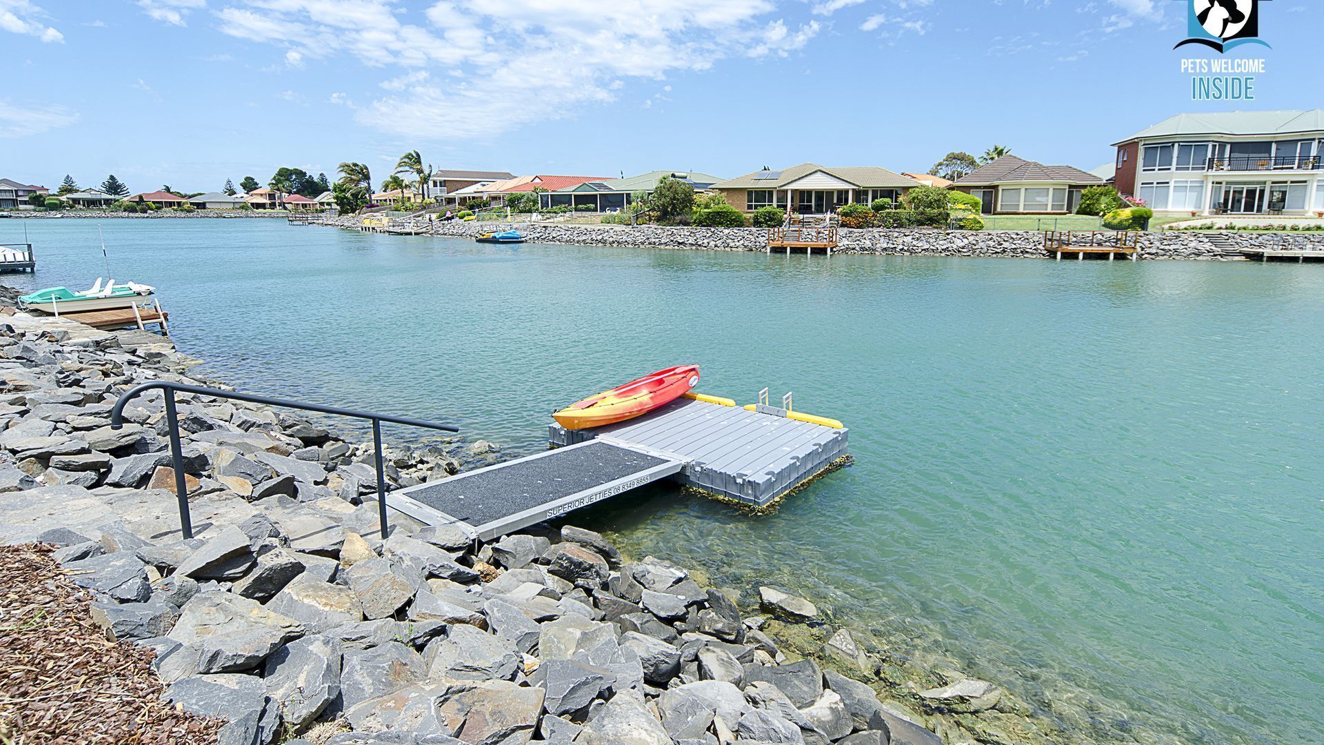 Stylish 3BR Lake- front House + Kayaks — image 17
