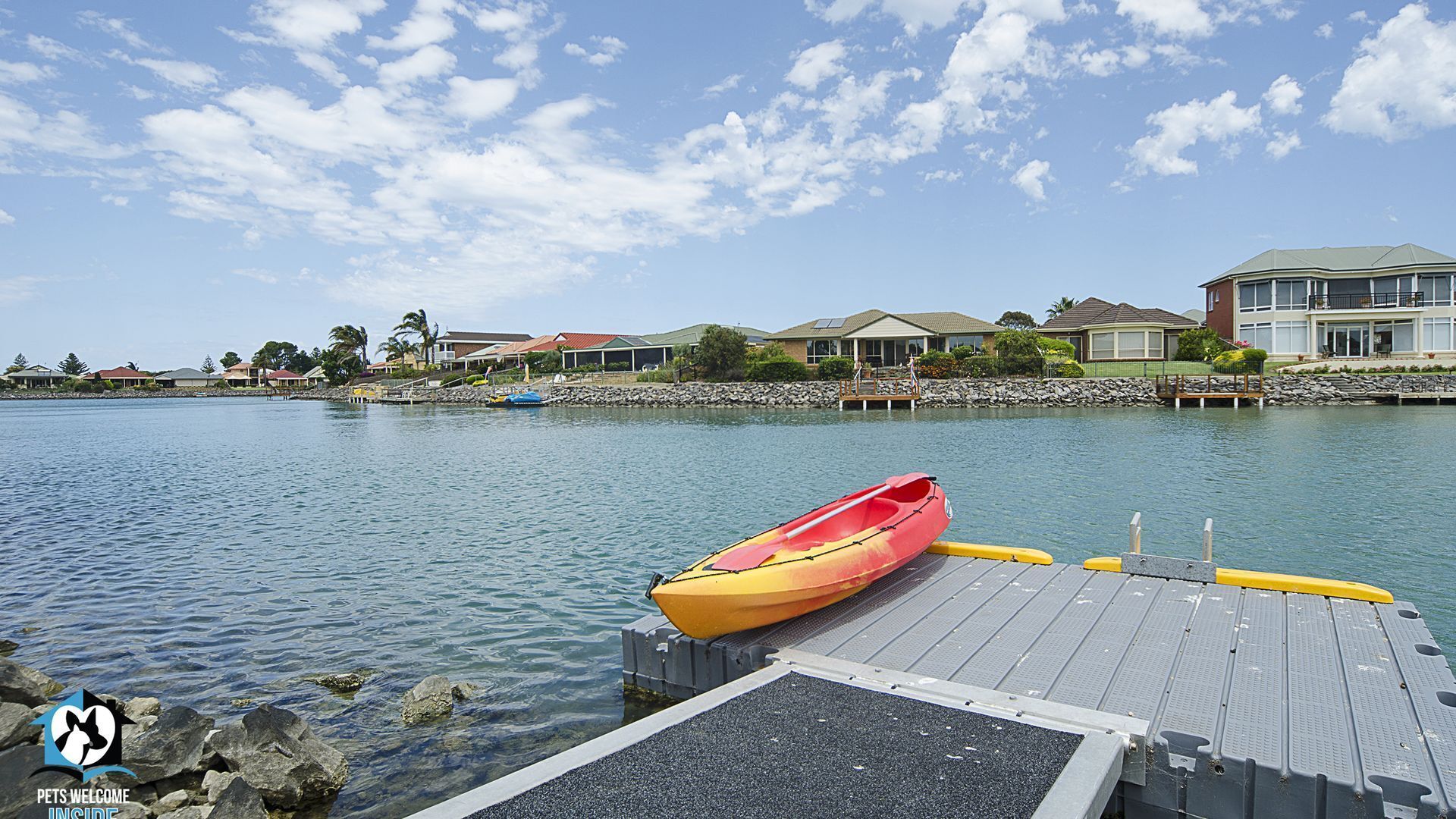 Stylish 3BR Lake- front House + Kayaks — image 18